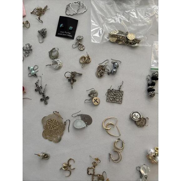 Mixed Lot Of Variety Jewelry. Necklaces, Pins, Earrings. All Earrings Have Pairs - Picture 11 of 15